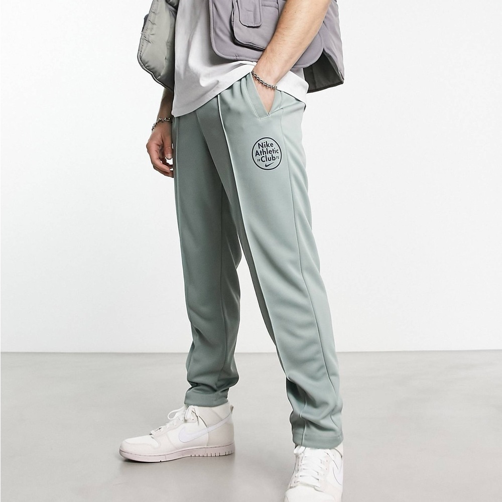 Nike Trend joggers in green NWT SIZE L LIMITED EDITION